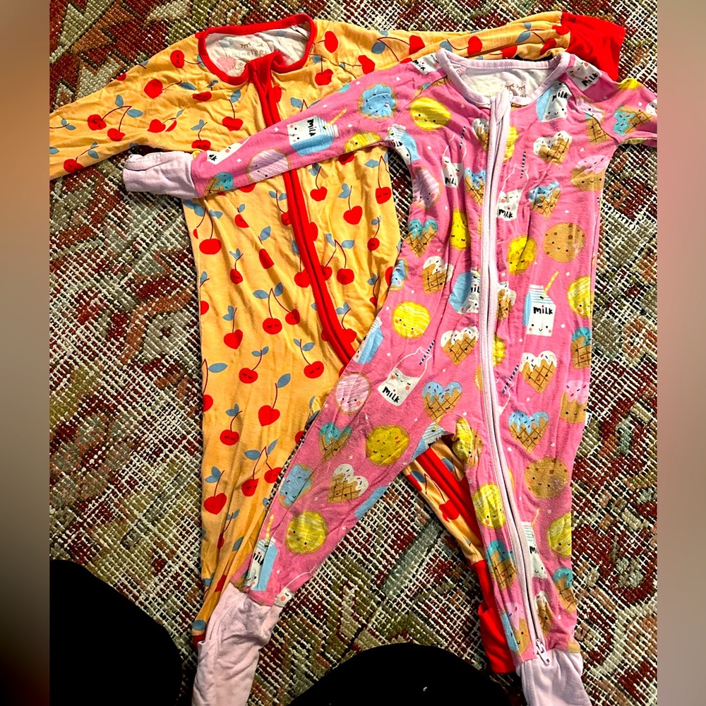 2 little sleepies PJ’s 6-12months